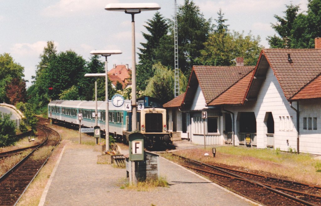 Eine Diesellok der Baureihe 212 schiebt am 16.6.96 drei Silberlinge am 24.7.08 aus dem Bahnhof Heroldsberg Richtung Norden. Am rechten Bildrand das Empfangsgebude, das damals noch betriebllich und verkehrlich besetzt war. Bild 486662 zeigt eine fast identische Situation 12 Jahre spter.