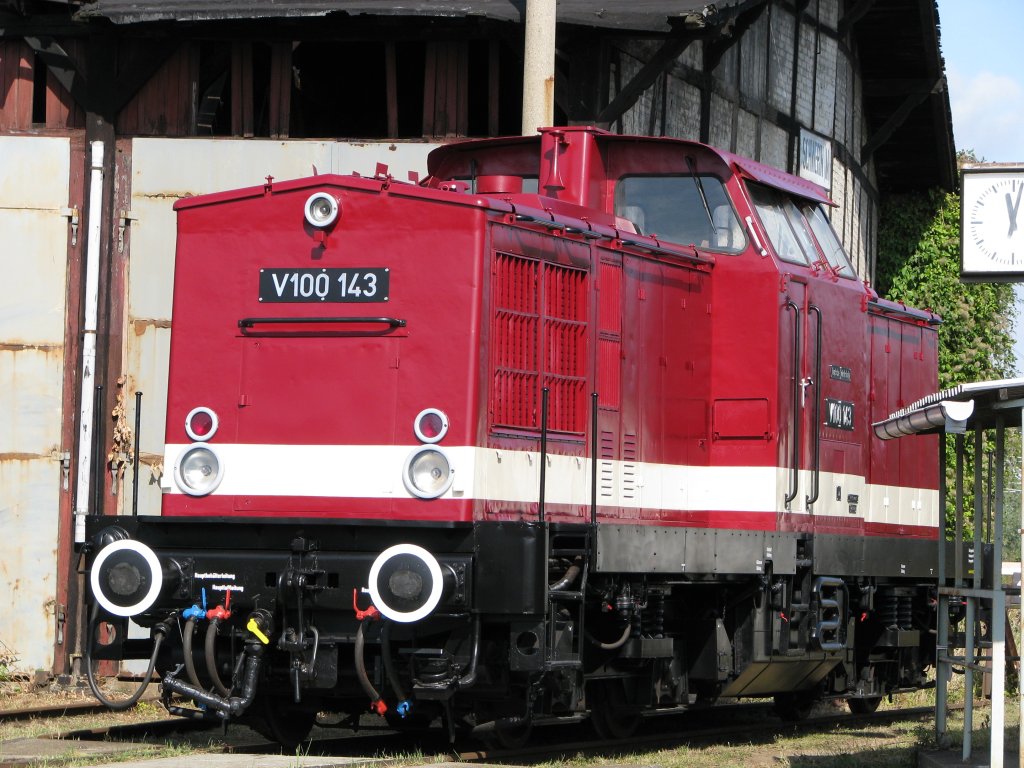 Eine Diesellok der Baureihe V 100 auf einer austellung im Schweriner Bahnhof