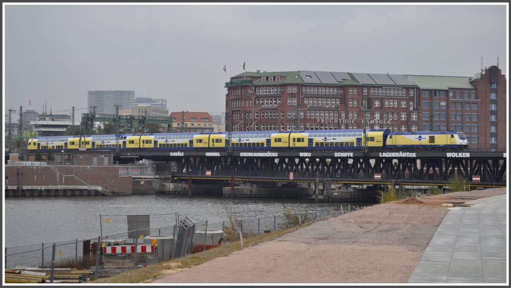 Eine Diesellok der BR246 zieht den Metronom nach Cuxhaven ber die Oberhafenbrcke. (24.10.2011)