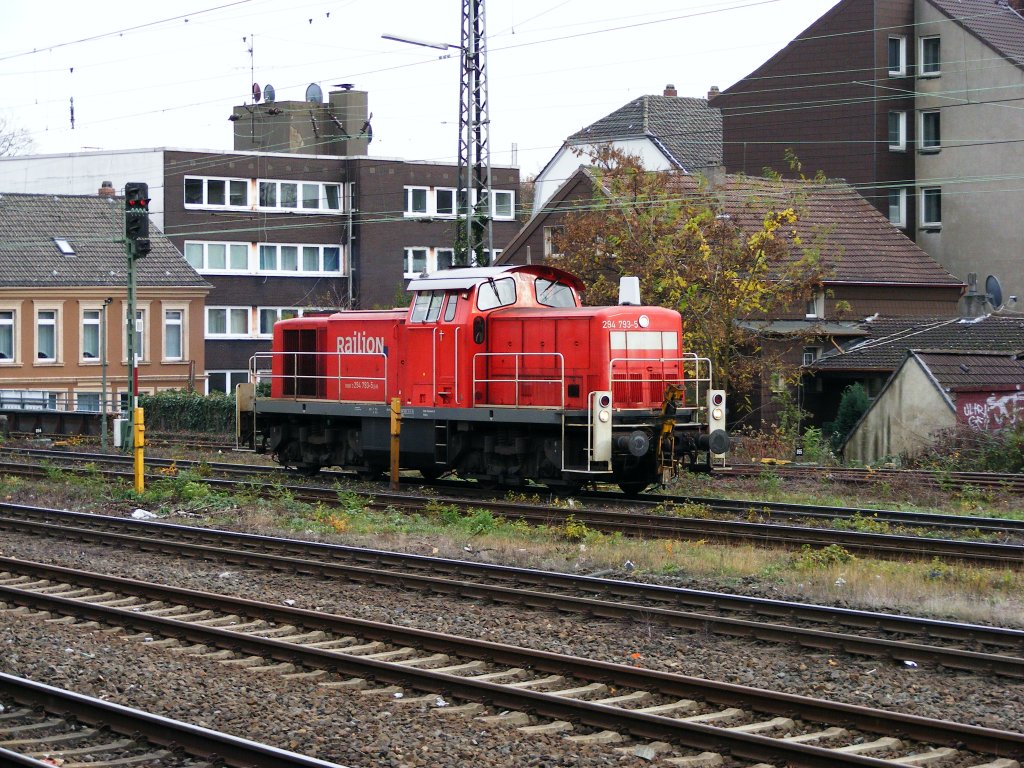 Eine Diesellok der DB-Baureihe 294 im Bahnhof Herne am 6. November 2009.
