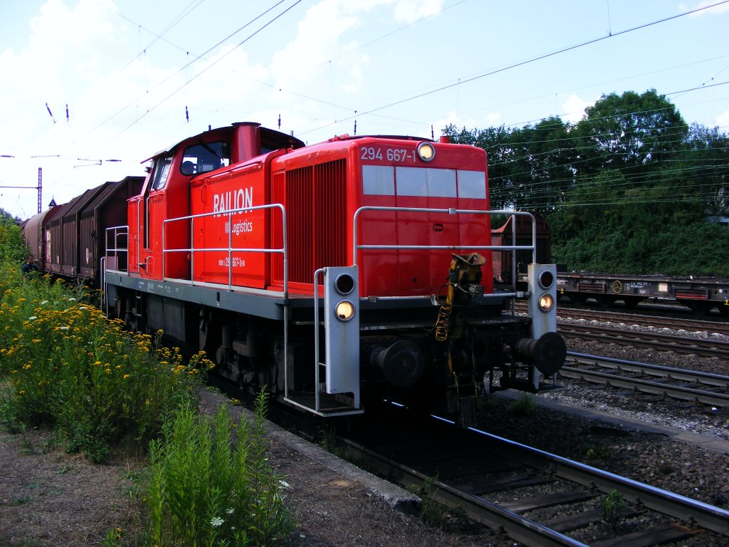 Eine Diesellok der DB-Baureihe 294 bei der Fahrt durch Bochum-Nord am 23. Juli 2010.