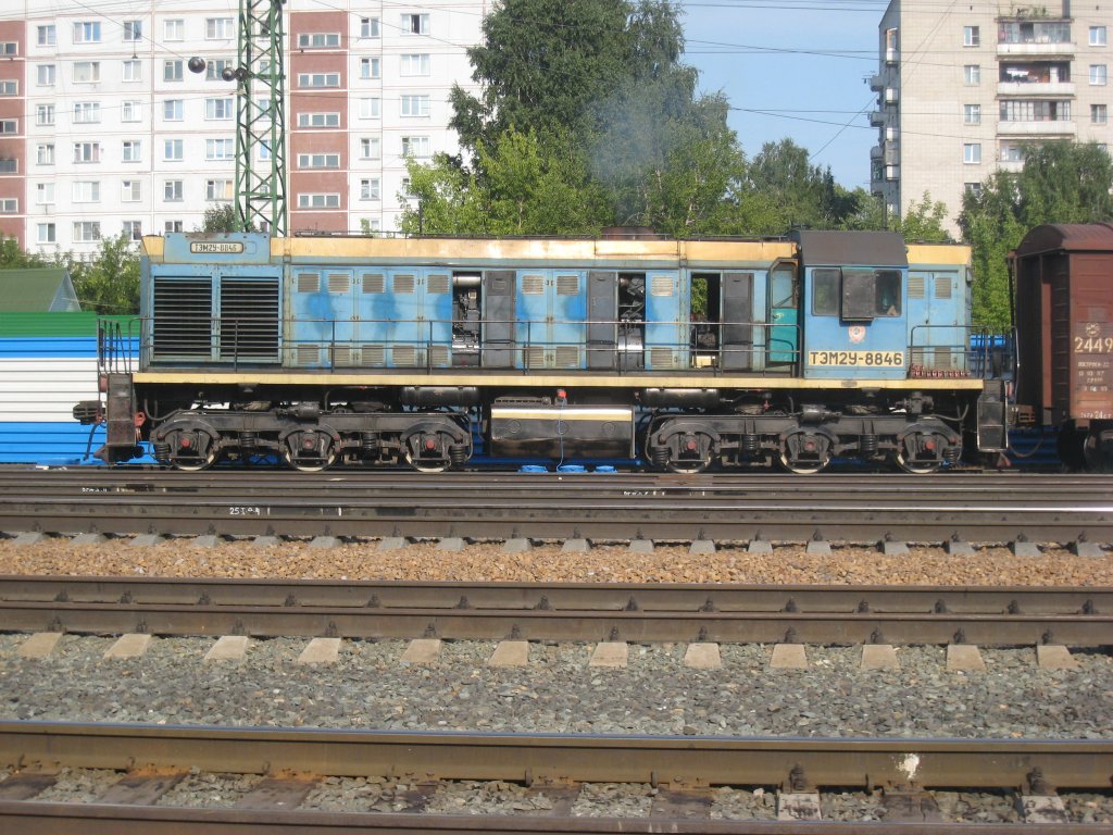 Eine Diesellok des Typs TEM2C mit einem kurzen Gterzug von einem Industriegleis neben dem Eisenbahnmuseum Nowosibirsk am 30.07.2008