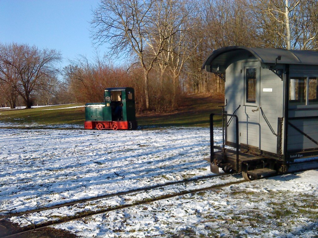 Eine Diesellok der Firma DEUTZ ist hier im Rebstockpark von Frankfurt zu sehen.Sie wird gleich diesen entgleisten Personenwagen auf die Gleise bringen und kann dann Feierabend machen.Feldbahnmuseum Frankfurt.7.3.10.