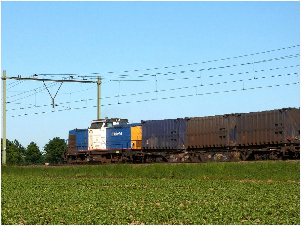Eine Diesellok der Volker Rail mit Containerwagen am Haken auf der Relation
Sittard - Roermond unterwegs. Location: Echt/Niederlande im Mai 2012.