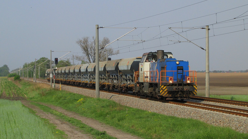 Eine Diesellok der VPS (Verkehrsbetriebe Peine-Salzgitter) fhrt mit HVLE Schotterwagen in Richtung Berlin. Jeseritz den 29.04.2011