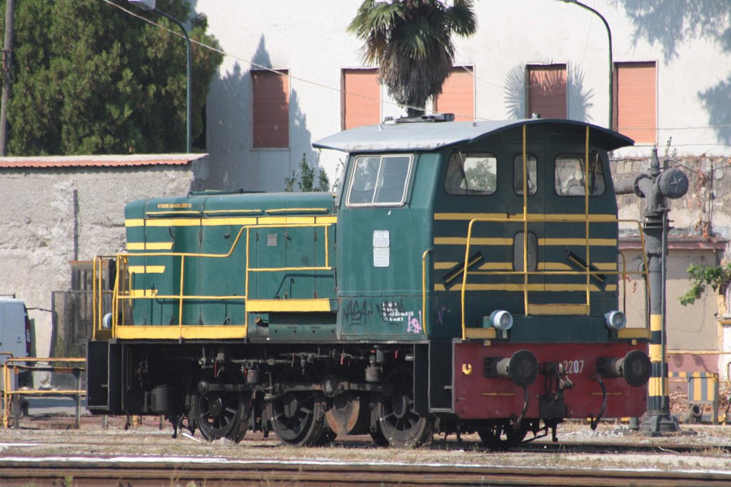 Eine Dieselok  2207 steht abgestellt in  Salerno(I) bei Sommerwetter.
vom Bahnhof aus Aufgenommen.
24.8.2011