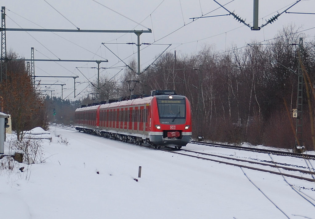 Eine Doppeleinheit 422ziger bei der Einfahrt in den Bahnhof Korschenbroich. Es sind die Triebzge 422 579-3 und 422 061-2 die an diesem kalten Wintertag auf der S8/S5 dienst machen.27.12.2010