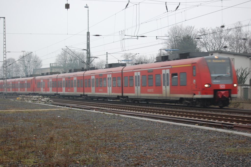 Eine Doppeleinheit 425-iger verlsst den Rheydter Hauptbahnhof in Richtung Odenkirchen. Das Ziel ist Koblenz HBF( Datum: 24.12.2008)