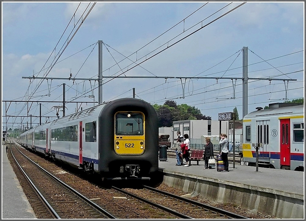 Eine Doppeleinheit AM96 als IC 2112 von Bruxelles Midi nach Luxemburg n�hert sich am 29.05.10 dem Bahnhof von Gembloux. (Jeanny) 