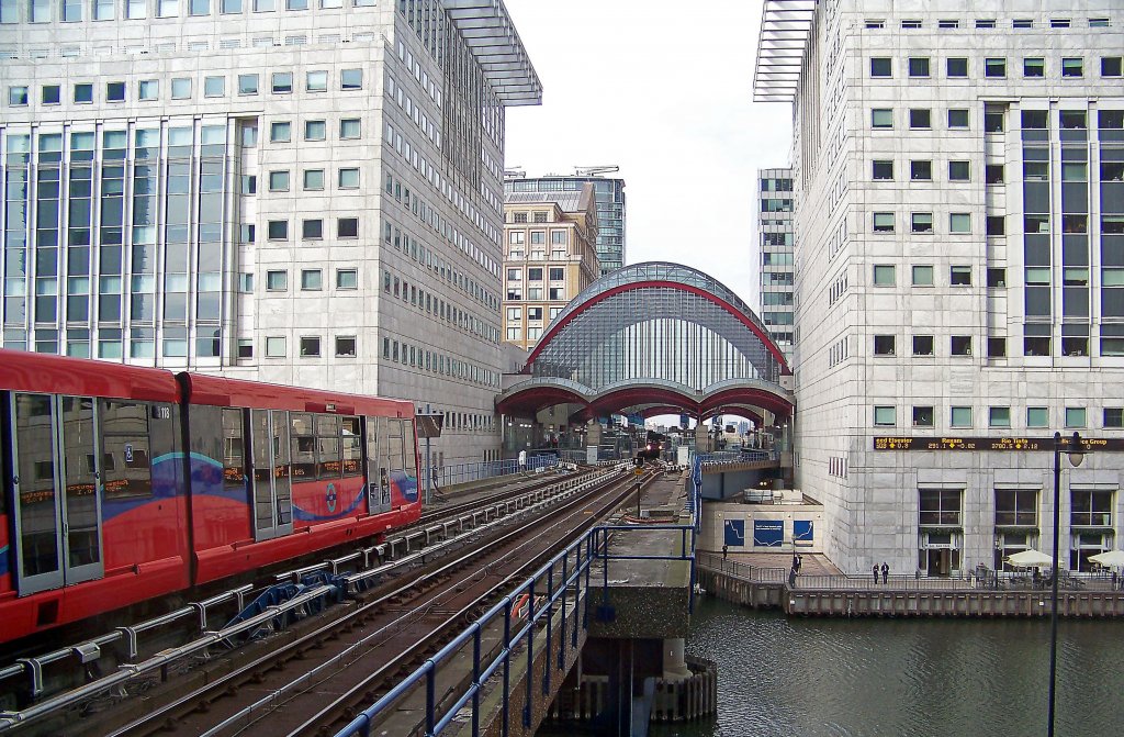 Eine Doppeleinheit der BR B07/B09 verlsst die Heron Quays Station, zu sehen ist die Canary Wharf Station, 17.3.010.