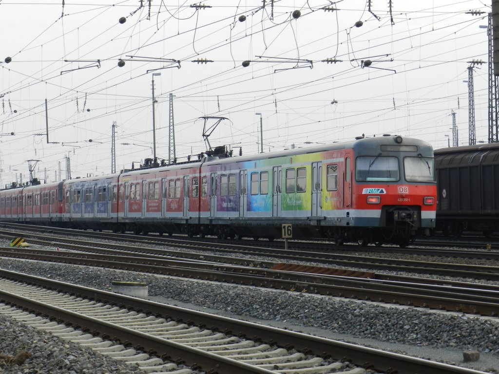 Eine Doppeleinheit ET 420 fhrt aus dem Bahnhof Mainz-Bischofsheim aus und passiert gerade den Rangierbahnhof, 08.03.2013. 