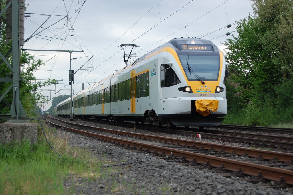 Eine Doppeleinheit der Eurobahn bestehend aus ET6.01 + Et7.10 (BR 428/429iger)f�hrt gerade westw�rts auf den n�chsten halt in M�nchengladbach zu.
Das Foto zeigt ihn am ehemaligen Bahn�bergang Neusser Stra�e in Kleinenbroich am Sonntag den 2. Mai 2010.