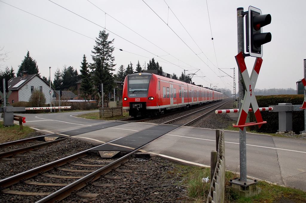 Eine Doppeleinheit der Linie RE8 bestehend aus den Triebzgen 425 096-5 + 554-3 berquert den Bahnbergang Frther Hecke in Jchen Gubberath am Nachmittag des 5.3.2011 in Richtung Koblenz.