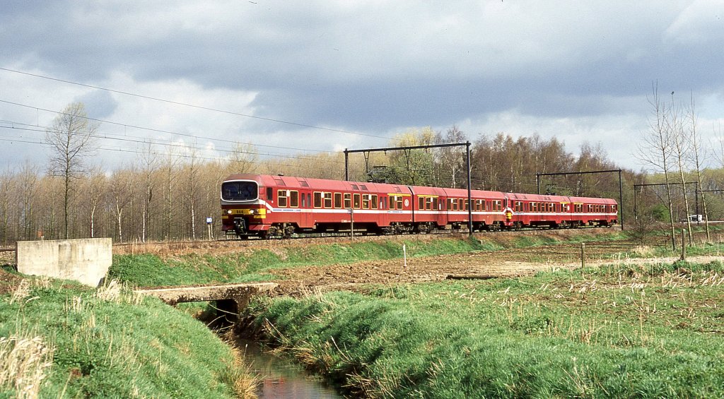 Eine Doppeleinheit Sprinter 944 + 940 sind am 28.3.1997 um 13.52 Uhr bei Zichem
in Richtung Aarschot unterwegs.
