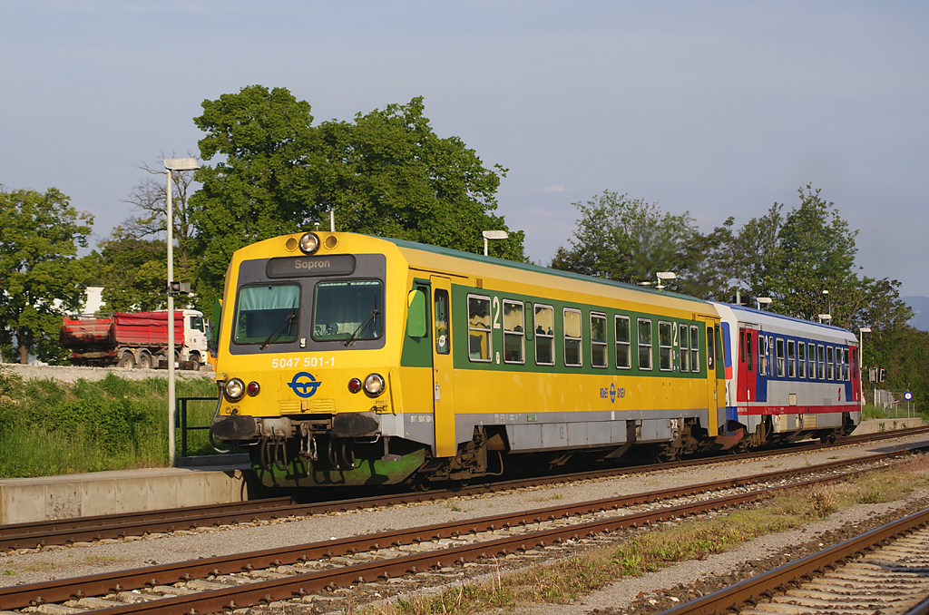 Eine Doppelgarnitur bestehend aus GySEV 5047 501 und �BB 5047 050 war als R7707 von Wiener Neustadt Hbf nach Sopron unterwegs. Neud�rfl, 12.05.2011