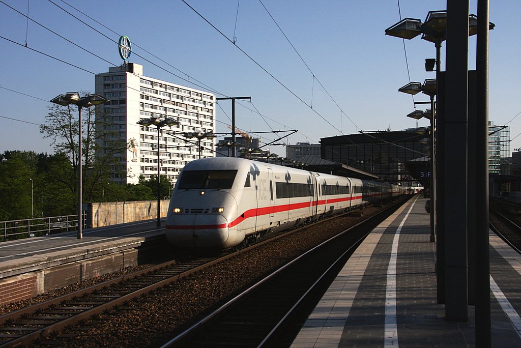 Eine Doppelgarnitur ICE2, bestehend aus 808 502+...+402 027 und ...+402 011, passiert den Bf Berlin Zoolog. Garten. (01.05.2009)