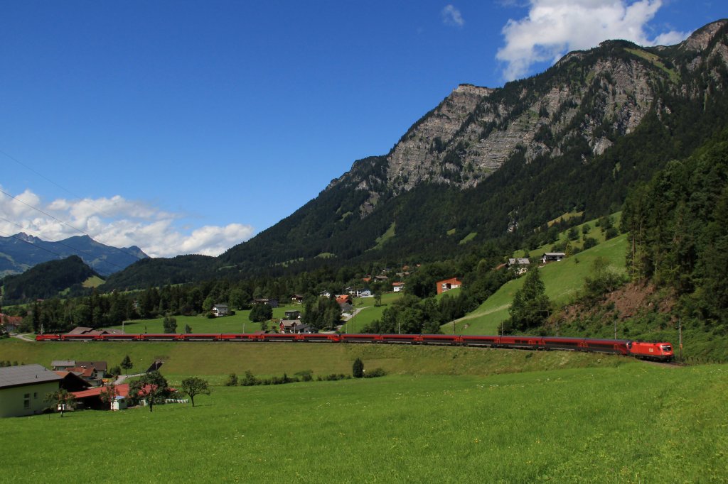 Eine Doppelgarnitur BB Railjets zeigt die volle Breitseite in Braz am Arlberg.
Sehr fotogen macht sich die rote Lok vor dem Steuerwagen.
Braz, 07.08.12