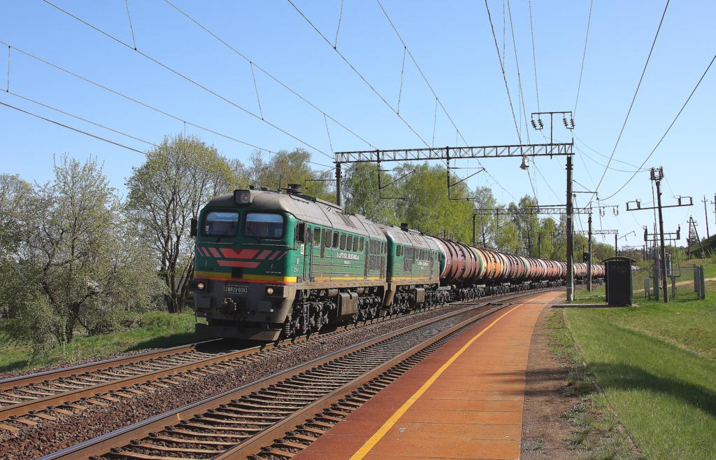 Eine Doppellok 2M62 0383 durchfhrt mit einem Kesselzug am 2.5.2012 
den Haltepunkt Rikanday in Litauen.