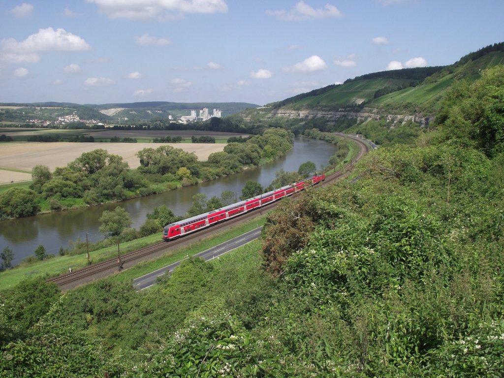 Eine Doppelstock Garnitur ist am 2. August 2011 als RE von Frankfurt am Main nach Nrnberg Hbf bei Karlstadt am Main unterwegs.