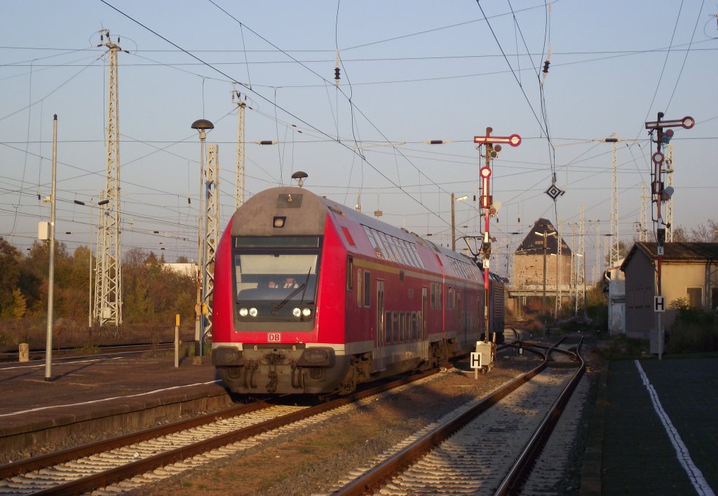 Eine Doppelstock Garnitur mit schiebender 143 erreicht am 22. Oktober 2011 mit einem abendlichen RE nach Nordhausen den Bahnhof Sangerhausen auf Gleis 2.