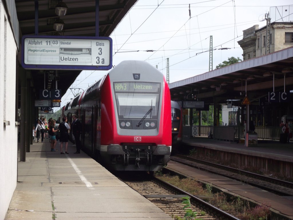 Eine Doppelstock Garnitur steht am 9. Juli 2011 als RB nach Uelzen im Magdeburger Hbf.