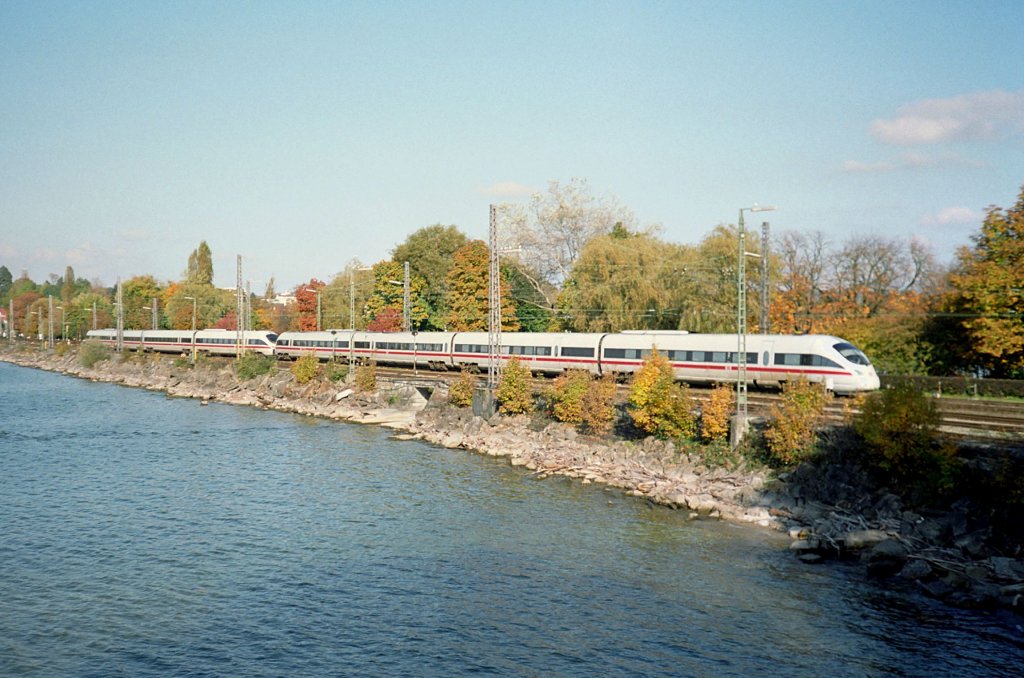 Eine doppelte ICE-TD-Garnitur als ICE 95 von Zrich nach Mnchen am 13.10.2002 auf dem Bodenseedamm kurz vor Einfahrt in den  Lindauer Hauptbahnhof.