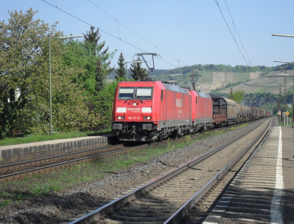 Eine Doppeltraktion 185er durchfhrt mit einem gemischten Gterzug am 23.4.11 den Bahnhof Himmelstadt.