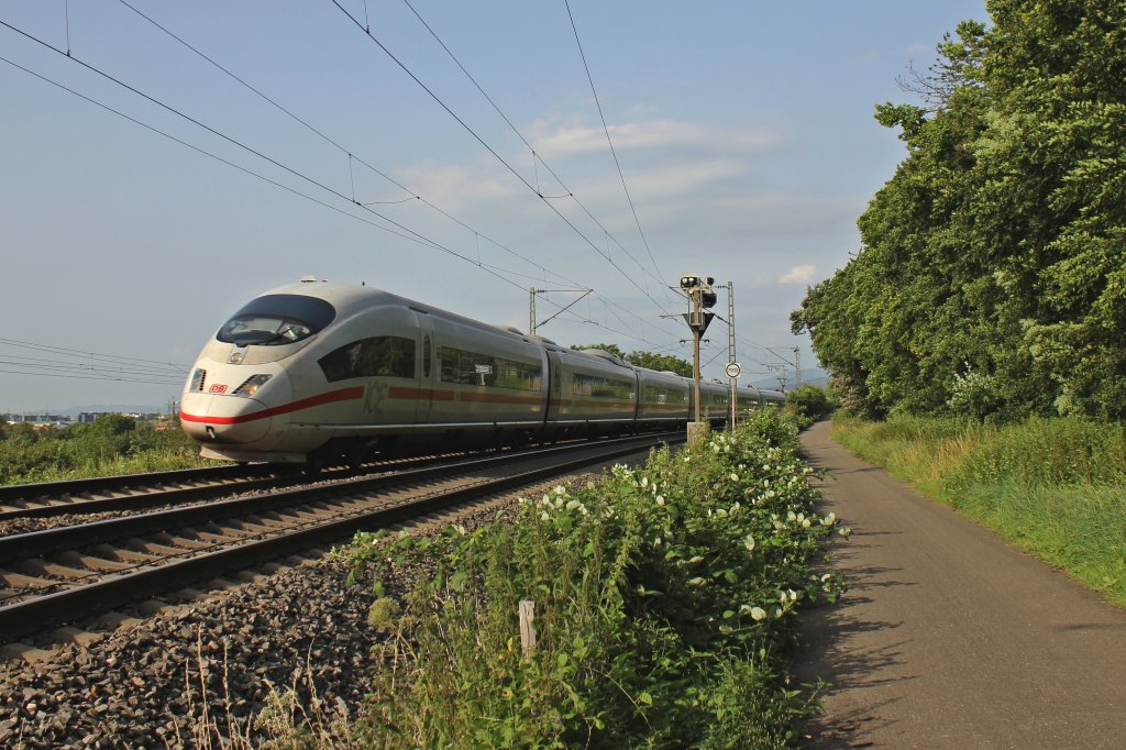 Eine Doppeltraktion 403 am Nachmittag des 30.06.12 kurz vor dem roten Blocksignal in Leutersberg.