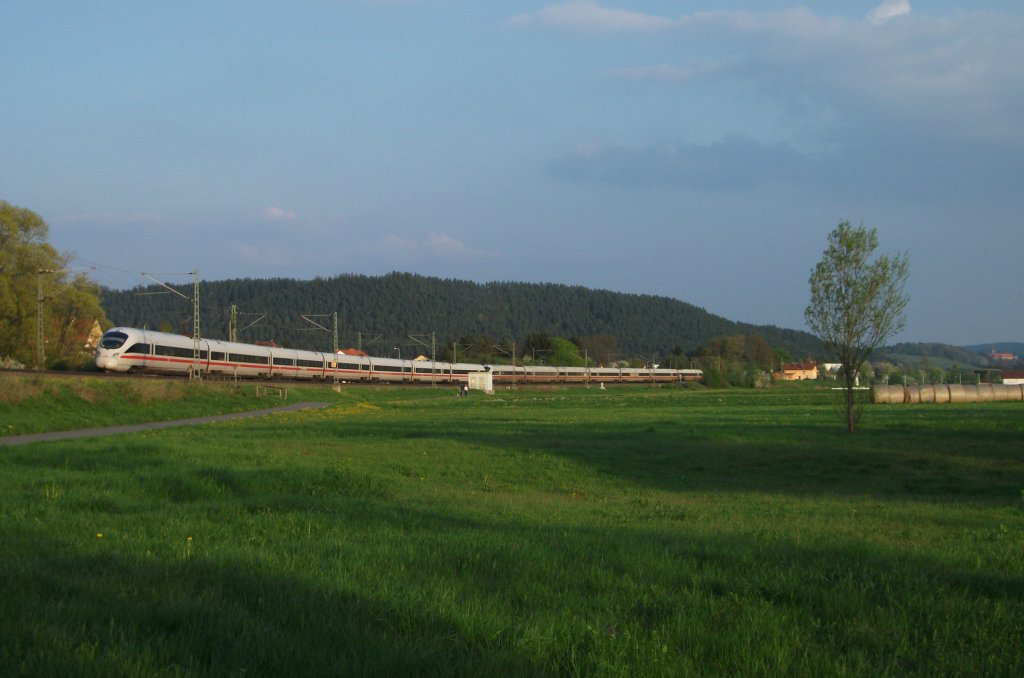 Eine Doppeltraktion 411 ist am 05. Mai 2013 als ICE 1502 nach Berlin bei Gundelsdorf Richtung Saalfeld unterwegs.