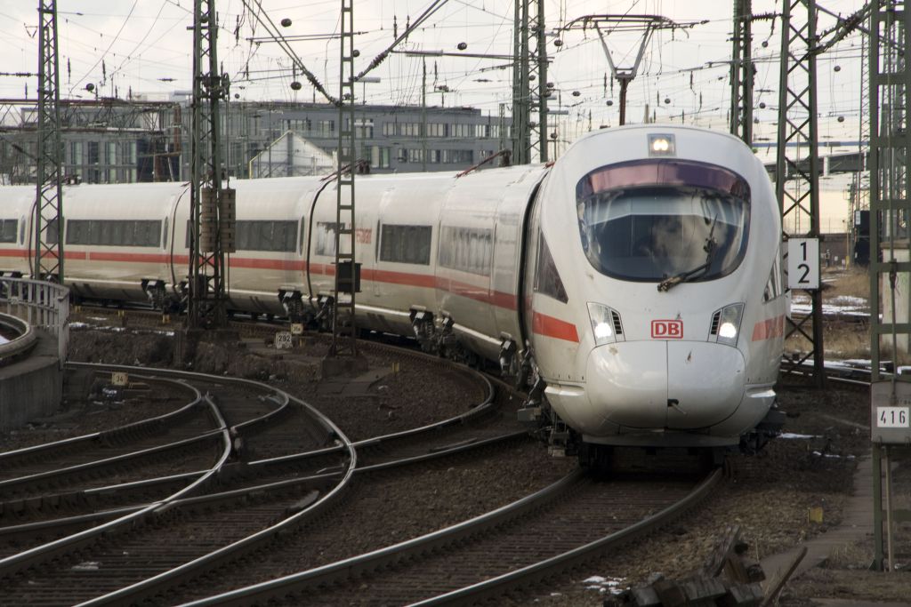 Eine Doppeltraktion 411 erreicht am 26.03.13 Hamburg-Altona