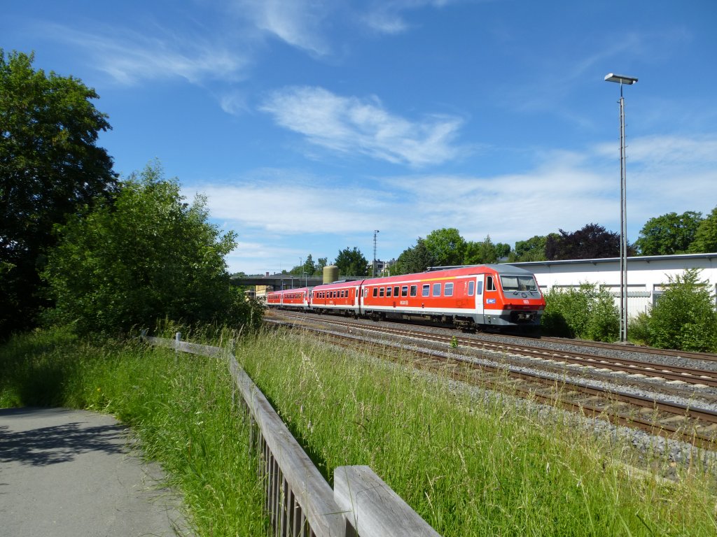 Eine Doppeltraktion 610 fhrt hier in den Bahnhof von Oberkotzau ein. 16.Juni 2013.