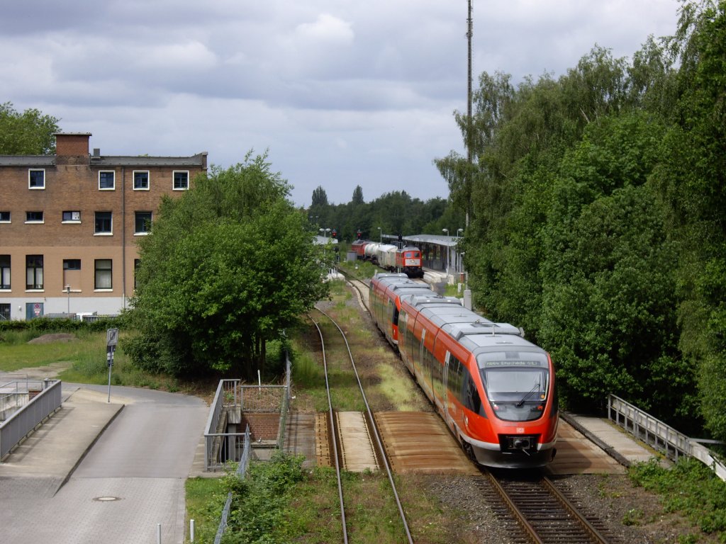 Eine Doppeltraktion 643 kommt aus Richtung Mnster mit dem Ziel Enschede in den Bahnhof eingefahren.
Der noch hinten auf Gleis 3 Stehende Bayer-Unkrautspritzzug musste auf den Zug aus Mnster warten.
13.06.2010