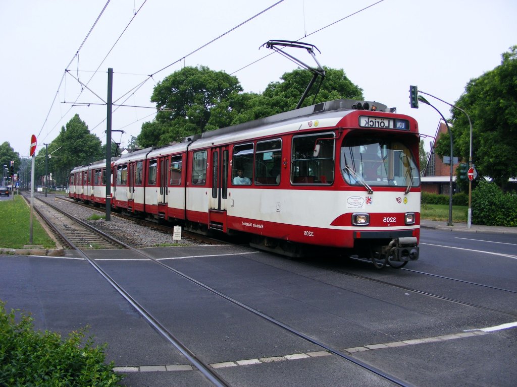 Eine Doppeltraktion aus DUEWAG-GT8SU auf der Hansaallee in Dsseldorf, 30. Mai 2008.