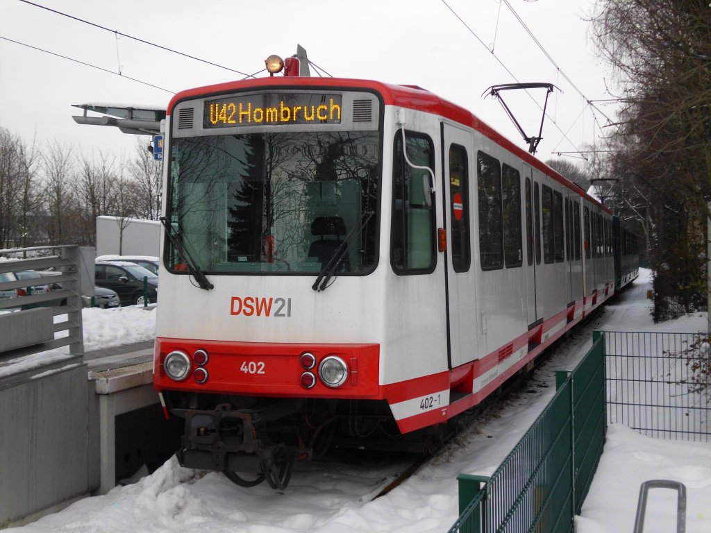 Eine Doppeltraktion aus ex-Bonner Stadtbahnwagen B der Dortmunder Stadtwerke steht am 27.12.2010 an der Endhaltestelle in Dortmund-Hombruch.