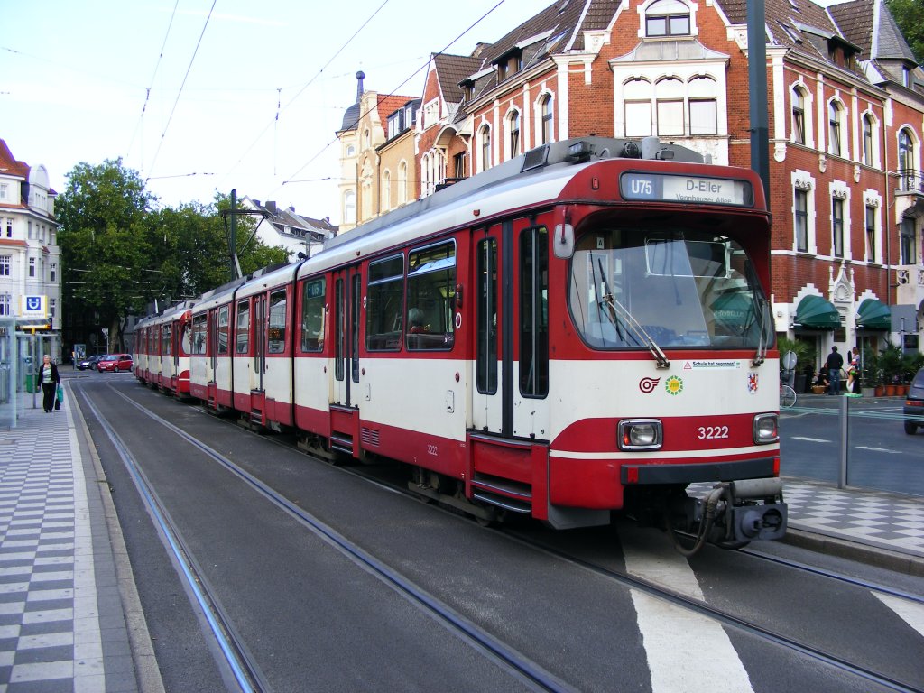 Eine Doppeltraktion aus GT8SU steht am 06.09.2010 am Belsenplatz in Dsseldorf.