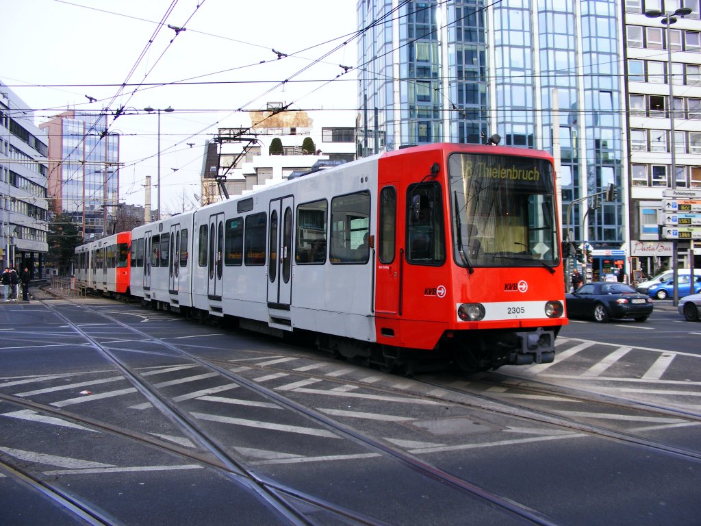 Eine Doppeltraktion aus Stadtbahnwagen B der dritten Generation der KVB berquert in Kln gerade den Barbarossaplatz, um auf dem Weg zum Neumarkt wenige Minuten spter in den Stadtbahntunnel einzufahren - 17. Mrz 2010.

