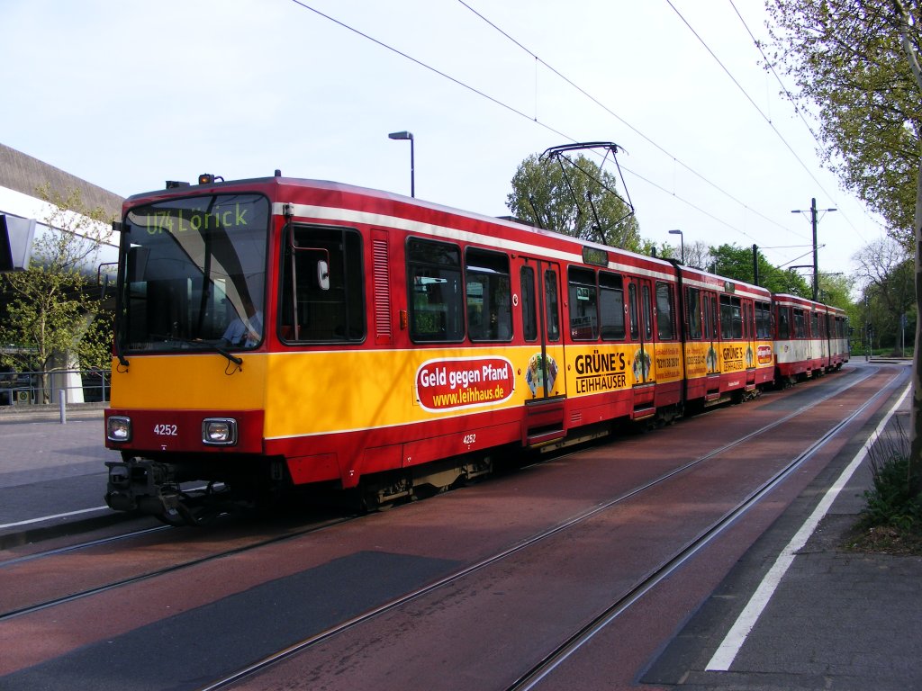 Eine Doppeltraktion aus Stadtbahnwagen B80D der Dssedorfer Rheinbahn steht am 28. April 2010 am DB-Bahnhof in Benrath. 