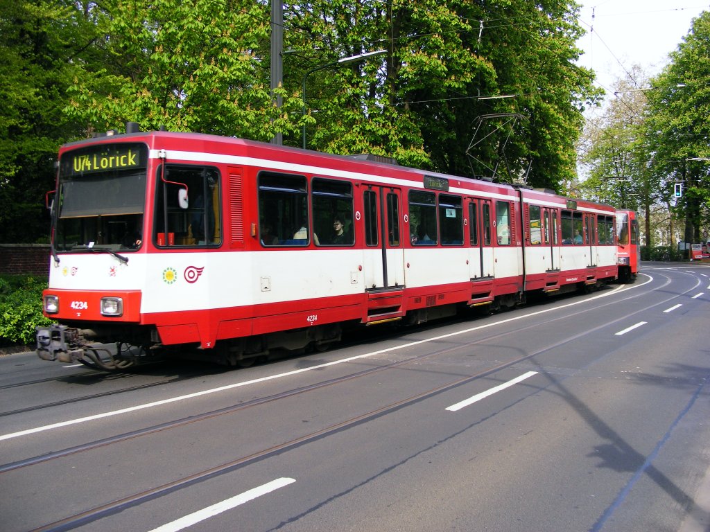 Eine Doppeltraktion aus Stadtbahnwagen B80D der Dsseldorfer Rheinbahn als Zug der Linie U 74 von Benrath nach Lrick am 28. April 2010.