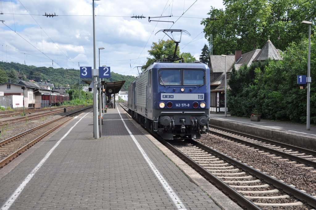 Eine Doppeltraktion der BR 143 fhrt am 08.07.2011 durch Linz(Rhein).