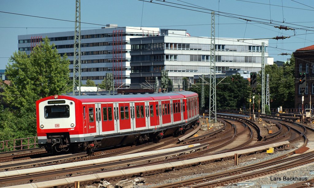 Eine Doppeltraktion BR 472 der S-Bahn Hamburg fhrt am 07.07.10 als S 11 nach Blankenese in den Hamburger Hauptbahnhof ein. Aufgenommen von einer Strae kurz vor dem Hbf.