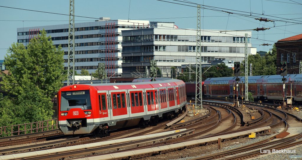 Eine Doppeltraktion BR 474 der S-Bahn Hamburg rollt am 07.07.10 als S 31 nach Hamburg-Altona in den Hamburger Hbf ein.