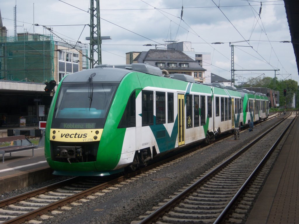 Eine Doppeltraktion Lint wartet am 01. Mai auf die Abfahrt nach Koblenz in Limburg(Lahn).
