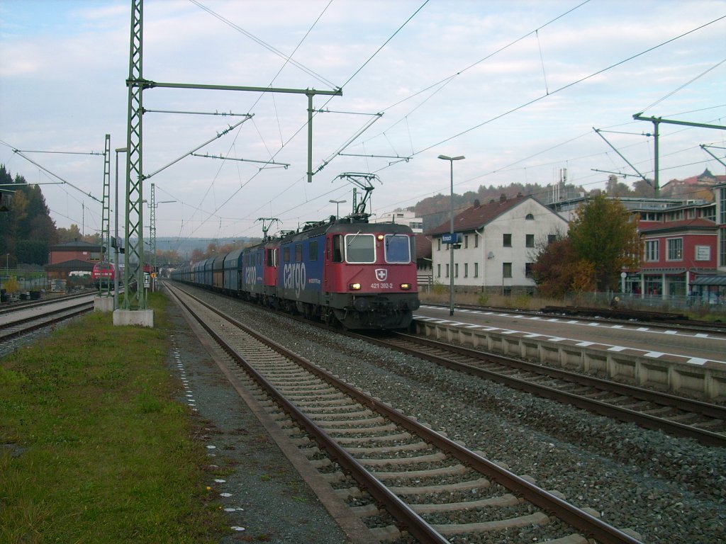 Eine Doppeltraktion Re 421 der SBB Cargo durchfhrt am 29.10.2011 mit einem schweren Kohlezug der PKP Cargo den Bahnhof Kronach. 