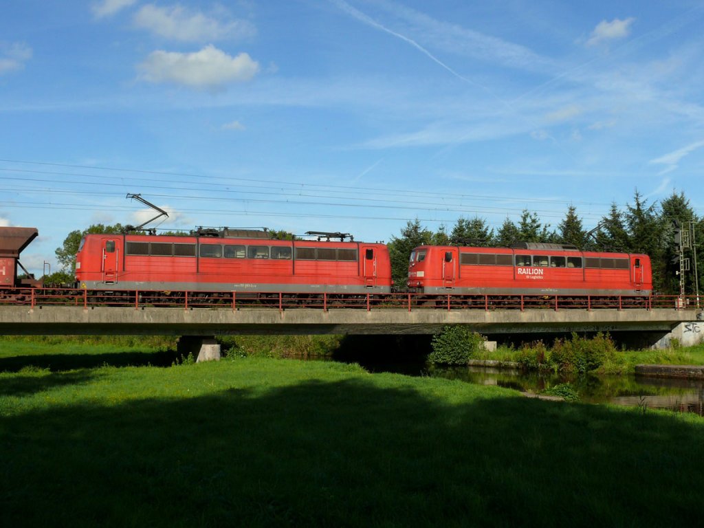 Eine Doppeltraktion seitenvertauschter 151er (151 093 und 151 101 (RAILION DB Logistics)) in Richtung Lneburg kurz vor Winsen an der Luhe; 21.09.2010
