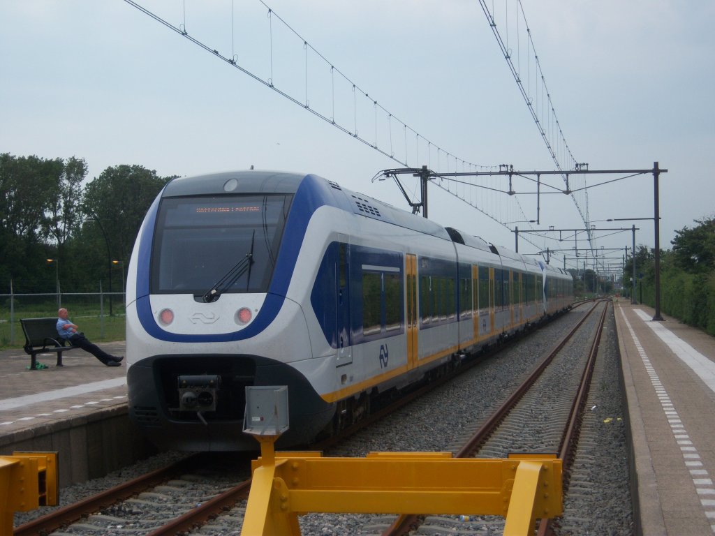 Eine Doppeltraktion SLTs steht in Hoek van Holland Strand zur Rckfahrt nach Rotterdam Centraal bereit. (26.08.2011)