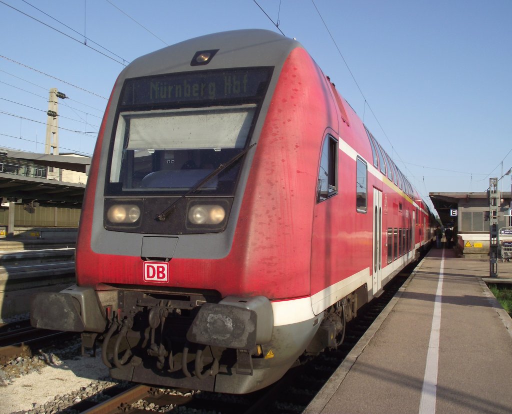 Eine Dopplstock Garnitur steht am 10. August 2011 als RB nach Nrnberg Hbf im Augsburger Hbf.