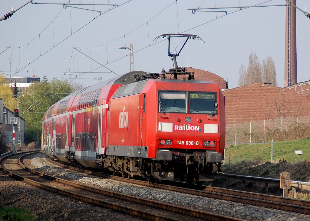 Eine Dostockeinheit bestehend aus einem Steuerwagen und drei normalen Wagen und der 145 036-0, fahren am spteren Nachmittag des 27.3.2011 in Richtung Dortmund. Hier ist der Zug der Linie RE4 kurz vor Erkelenz zu sehen, als er aus Richtung Aachen kommend den Fotografen passierte.