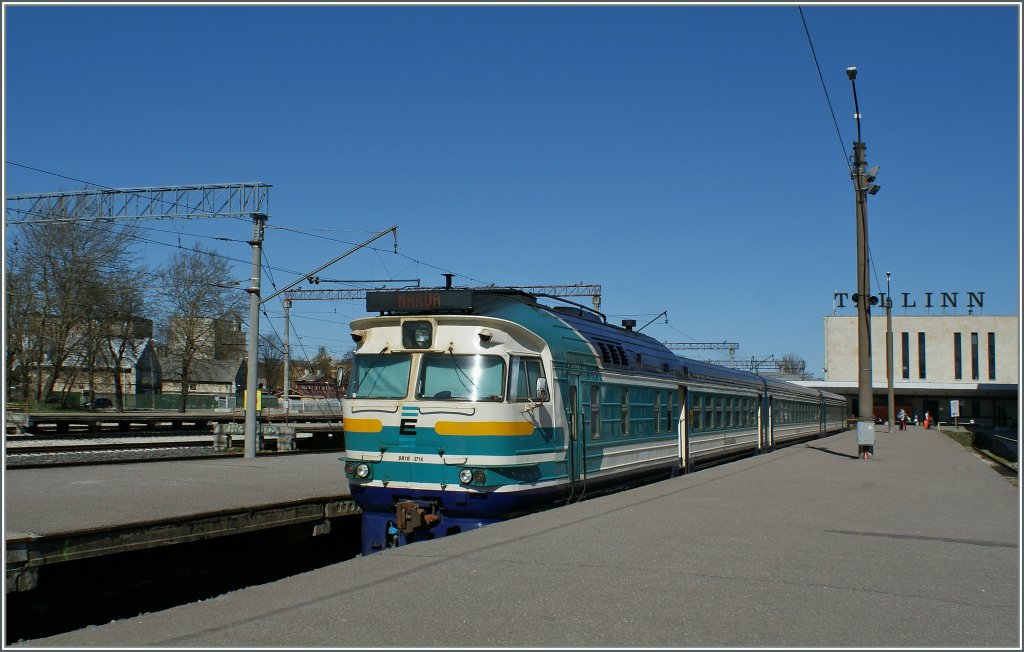 Eine DR-1 Dieseltriebzug Einheit der Edelaraudtee wartet in Tallinn auf die Fahrg�ste nach Narva. Zur Zeit verkehrt nur ein (!) Zugspaar von Tallin nach Navra und zur�ck.
1. Mai 2012
