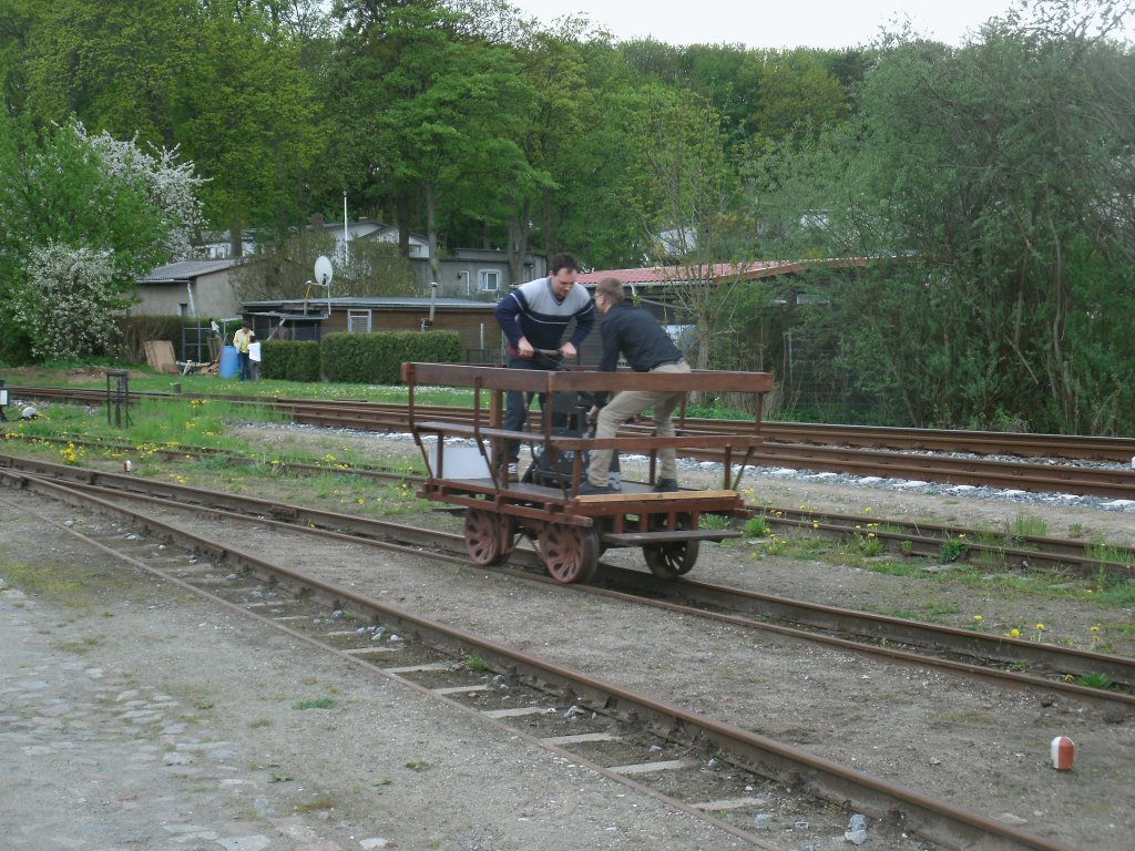 Eine Draisine wurde,am 10.Mai 2013,fr das einen Tag spter statt findene Bahnhofsfest in Putbus,schon mal  warm  gefahren.