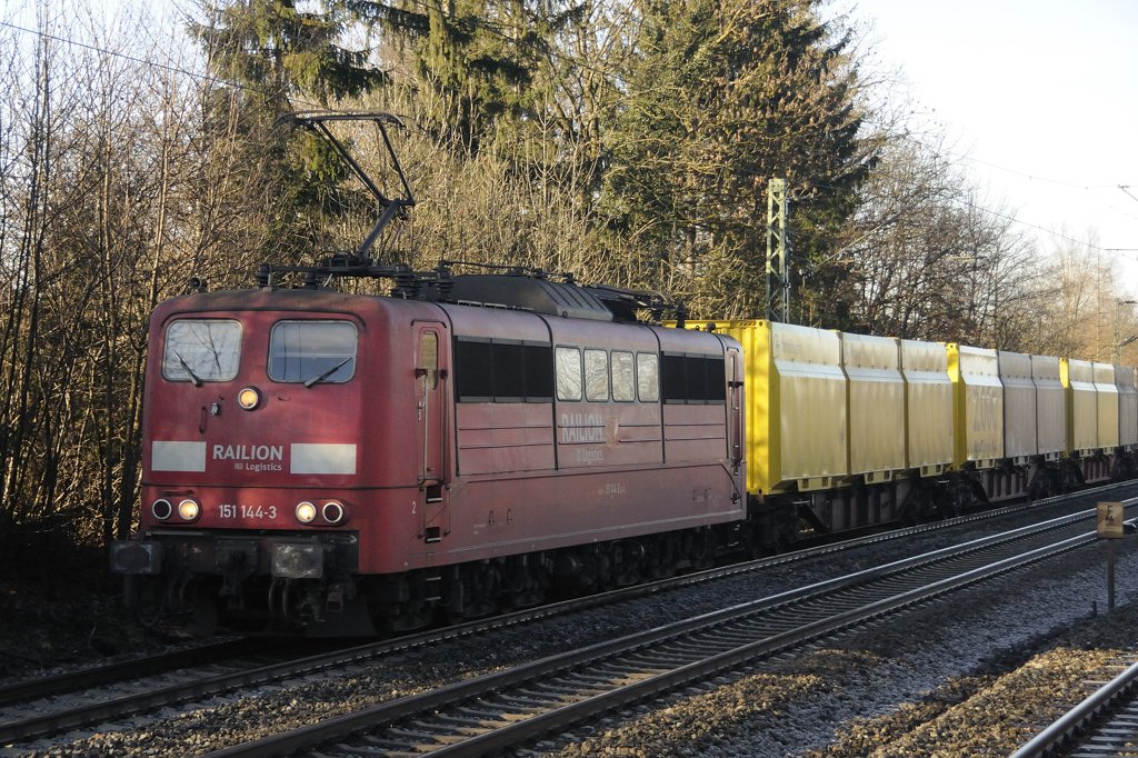 Eine von Dreien mit roter  Bauchbinde , aber mit Balken: 151 144-3 zieht einen Hackschnitzel-Ganzzug Richtung Rosenheim. (Gronsdorf, 03.12.2009).